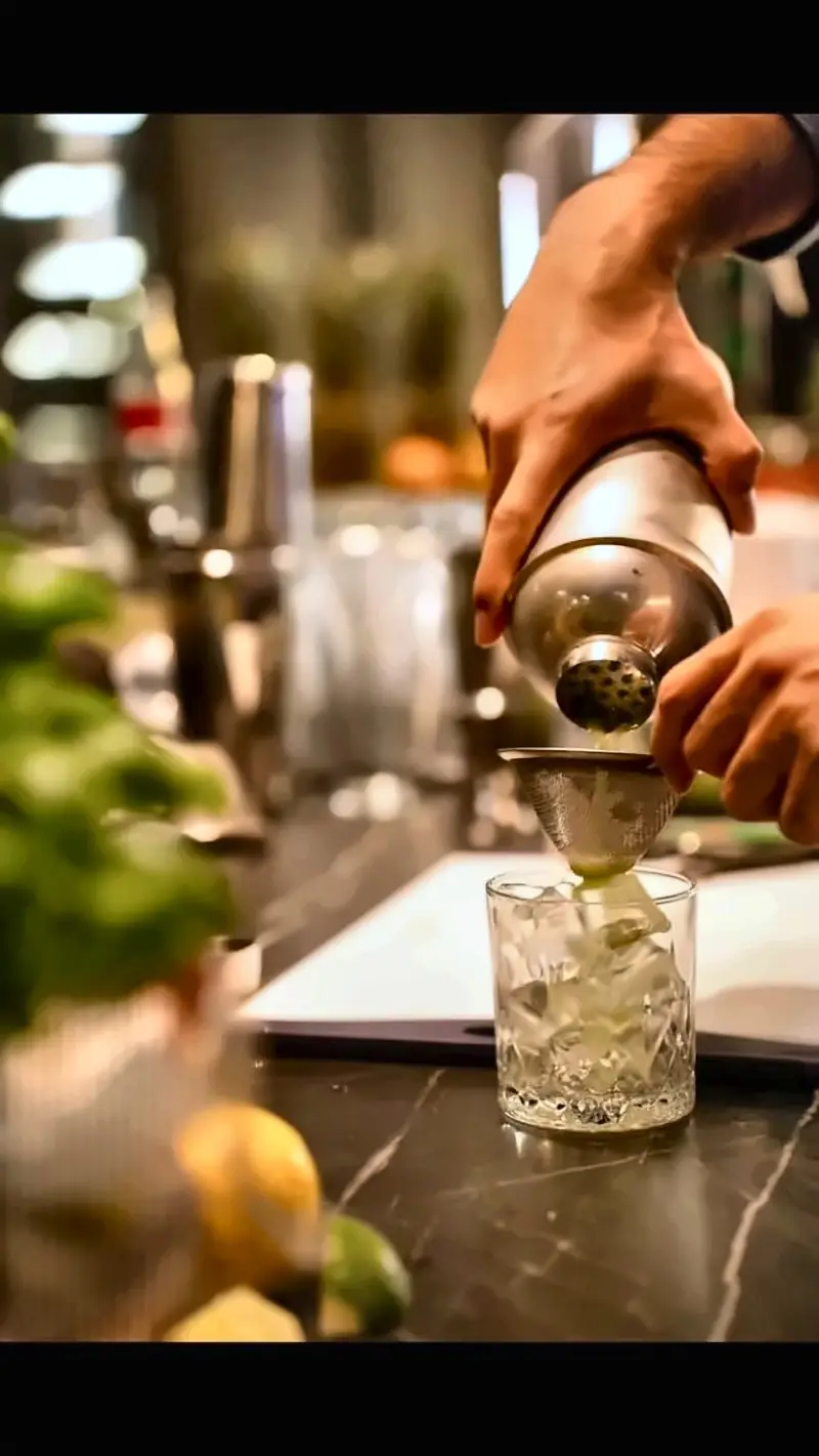 Barkeeper mixt Cocktails