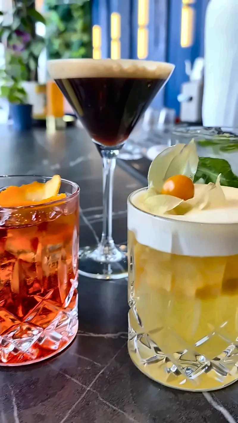 Zwei Cocktails auf dem Tresen im Limon