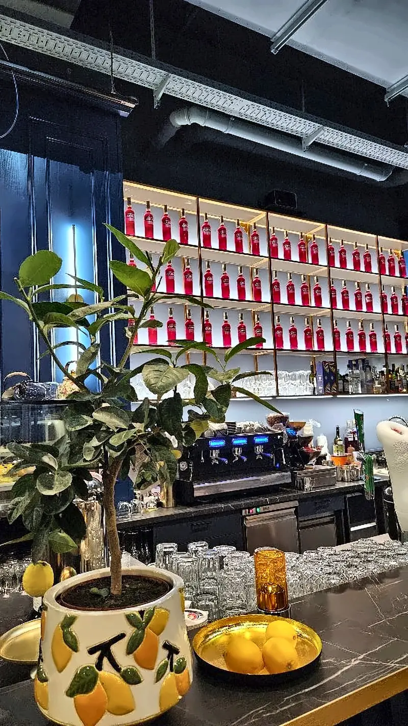 Bar im Limon mit Zitronenbaum