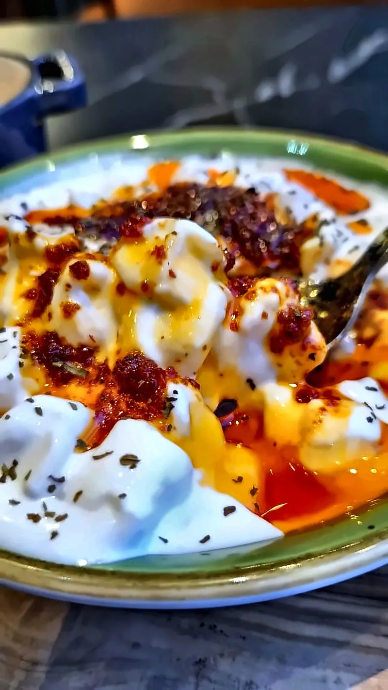 Manti mit Joghurt, Buttersoße und Chiliöl