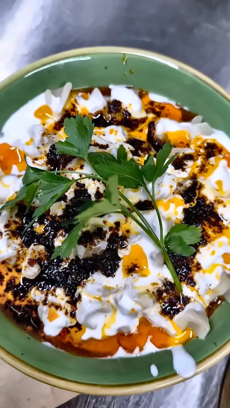 Manti von oben mit Joghurt und Chiliöl