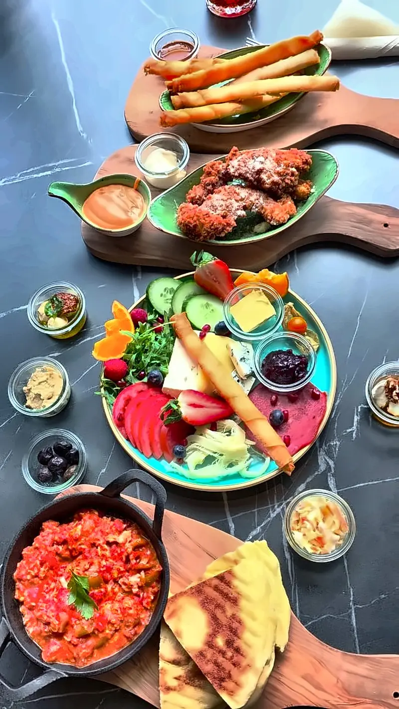 Catering-Platte mit Fingerfood und Dips