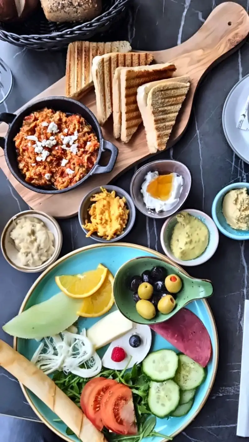 Serpme-Frühstück von oben