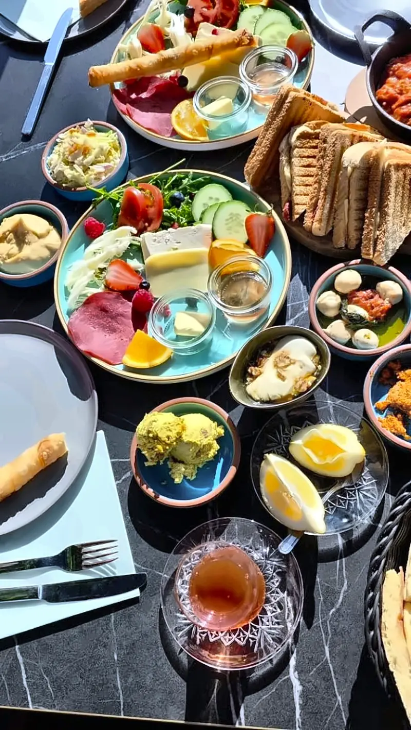 Gedeckter Tisch mit Serpme