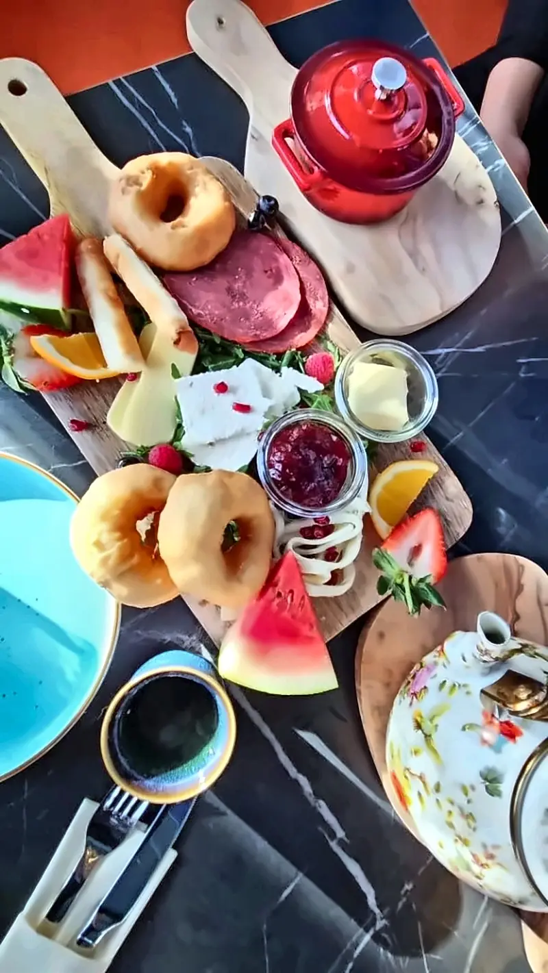 Serpme-Frühstück für zwei mit Schälchen, Obst und Tee